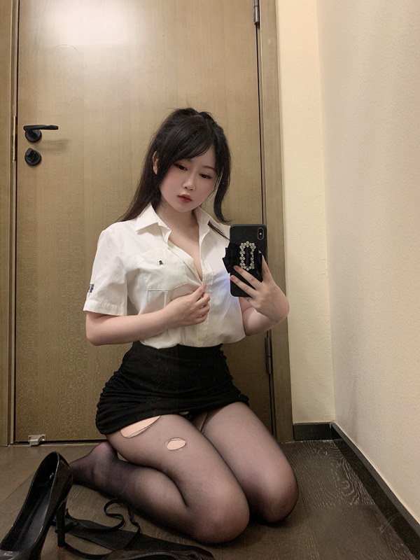 蜜桃少女是依酱呀 – 刚入职的新人 [40P1V-94MB]